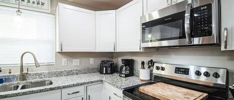 House, 3 Bedrooms | Private kitchen | Fridge, oven, coffee/tea maker, electric kettle