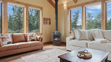 House, 4 Bedrooms | Living area