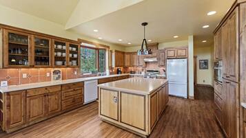 House, 4 Bedrooms | Private kitchen | Fridge, oven, coffee/tea maker, toaster