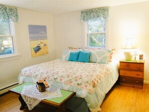 3 bedrooms, iron/ironing board, internet, bed sheets