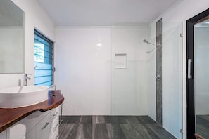 Dusche, Handtücher, Shampoo