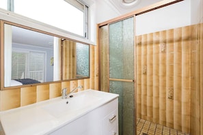 Shower, towels, shampoo