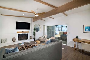 Fernseher, Kamin, Videospiele, Arbeitsbereiche