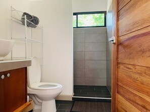 Haartrockner, Handtücher, Toilettenpapier