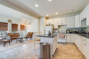 Microwave, stovetop, dishwasher, coffee/tea maker - Friday to Friday rental in Creekside Community! (Millville)