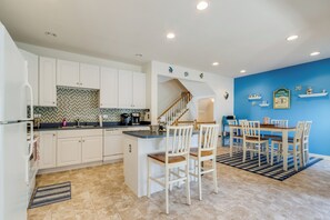 Microonde, piano cottura, lavastoviglie, macchina per tè/caffè