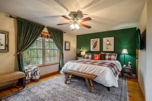 3 makuuhuonetta, työpöytä, silitysrauta/-lauta, vauvan matkasänky