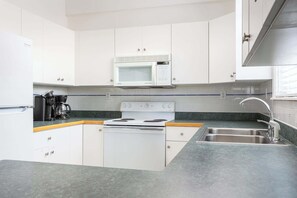 Kühlschrank, Mikrowelle, Herdplatte, Geschirrspüler