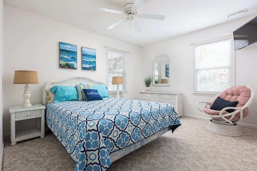 5 Min Walk to Nags Head Beach & Centrally Located!