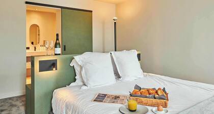 Luxurious townhouse in AAA location with nearby parking.