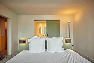 Luxurious townhouse in AAA location with nearby parking.