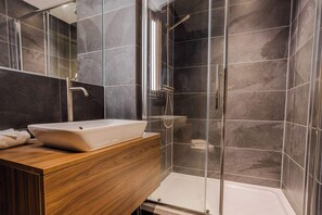 Dusj, hårføner og håndklær