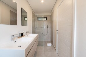 Shower, hair dryer, towels, soap - Work. Relax. Thrive. Your Digital Nomad Retreat in Serenity Hills (Margate)