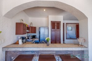 Réfrigérateur, four à micro-ondes, un four, surface de cuisson