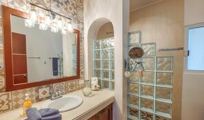 Shower, hair dryer, towels