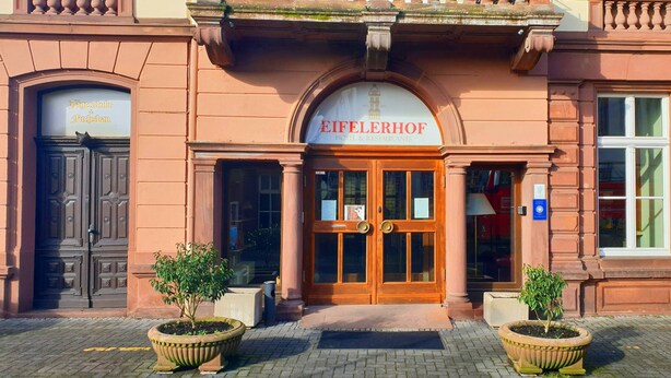 A building with a sign reading "Eifelerhof Hotel & Restaurantants". - Hotel Eifeler Hof Kyllburg (Kyllburg)
