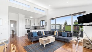 Älytelevisio, DVD-soitin, stereot, työhuone