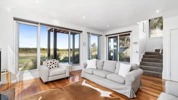 Smart TV, DVD player, stereo, offices