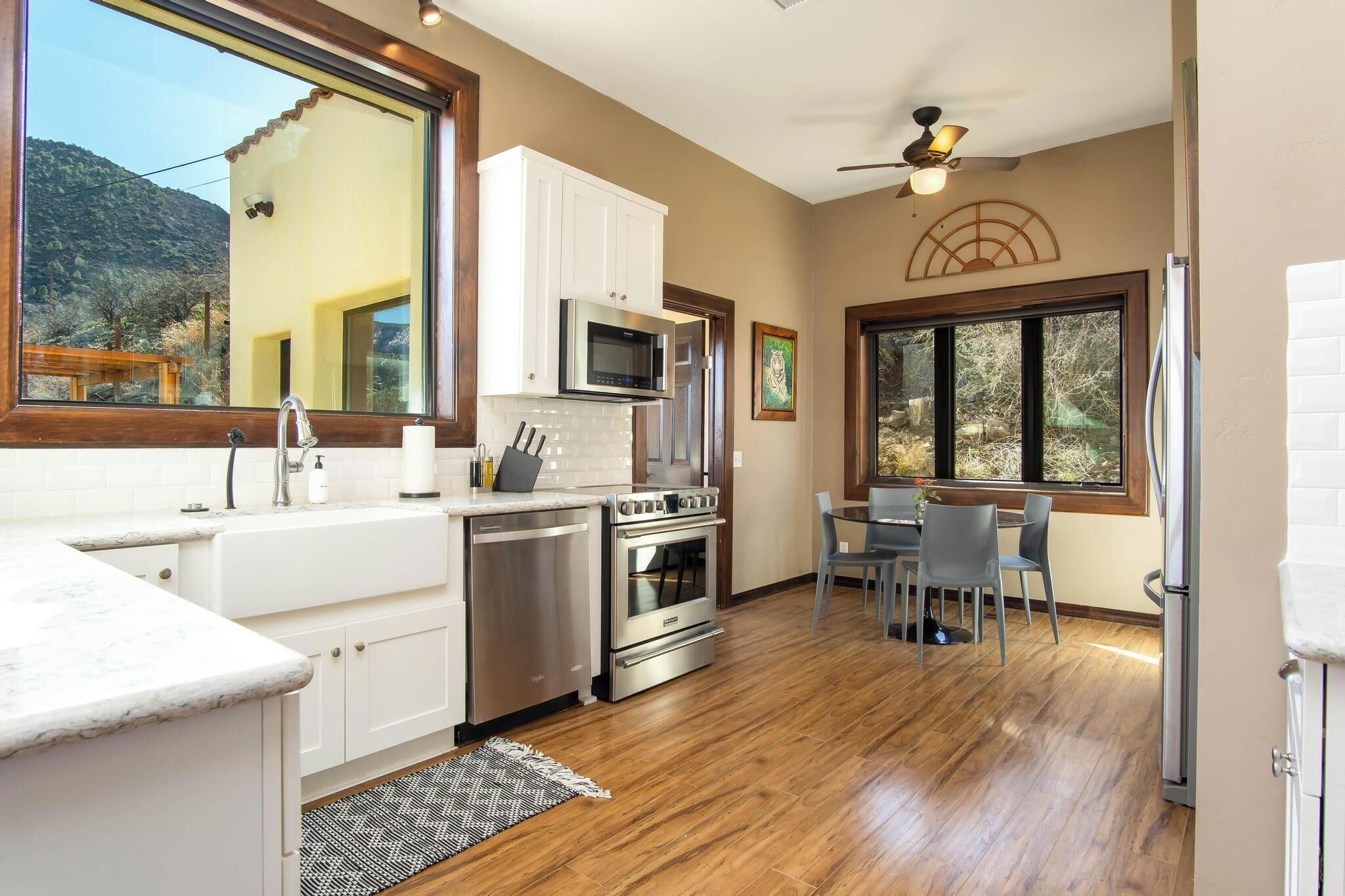 Een koelkast, een magnetron, een oven, een kookplaat