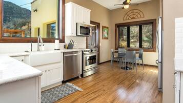 Een koelkast, een magnetron, een oven, een kookplaat