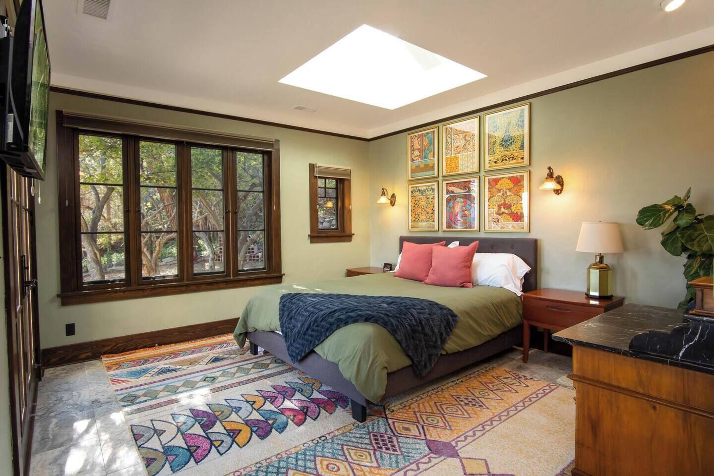 2 habitaciones, escritorio y tabla de planchar con plancha 