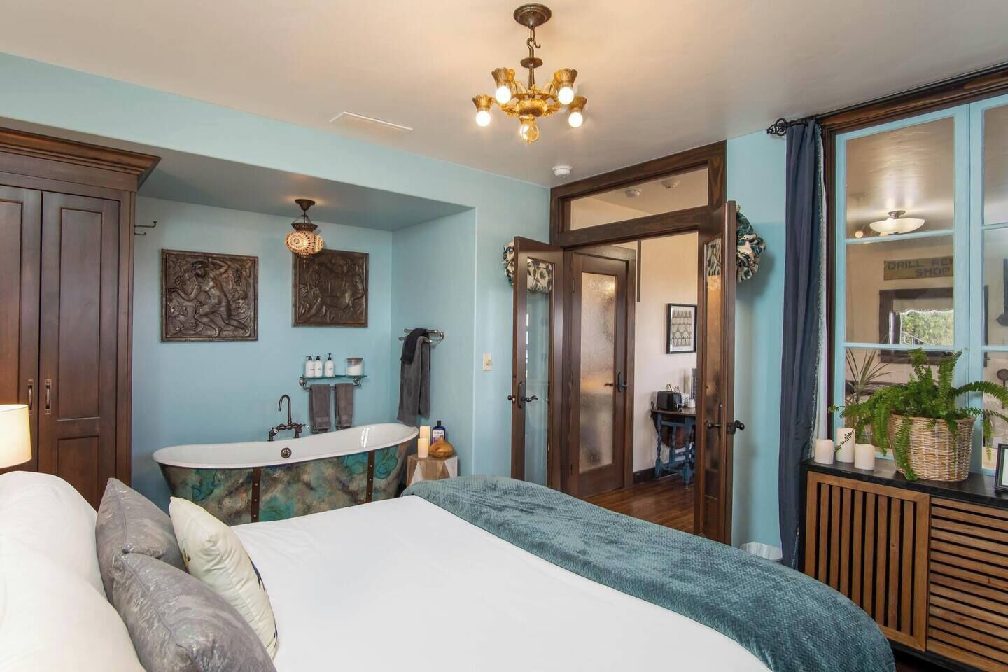 2 bedrooms, desk, iron/ironing board, free WiFi