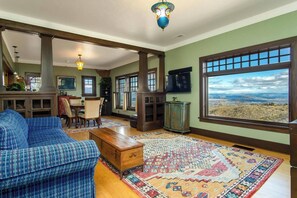 Smart TV, books - Historic Villa Sleeps 6 Red Rock Views by Sedona (Jerome)