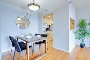 Dining - Modern Apt Near Pentagon City Metro (Arlington)