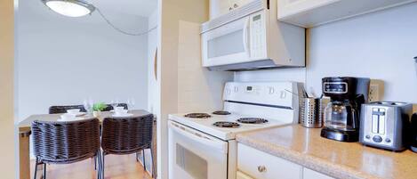 Réfrigérateur, micro-ondes, four, plaque de cuisson