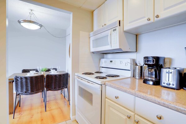 Fridge, microwave, oven, stovetop - Modern Apt Near Pentagon City Metro (Arlington)