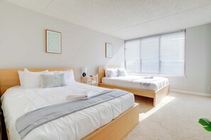 2 bedrooms, desk, iron/ironing board, WiFi - Modern Apt Near Pentagon City Metro (Arlington)