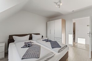 2 bedrooms, travel cot, free WiFi, bed sheets - Bravura - up to 6 people, near Hambach Castle & Holiday Park (Neustadt an der Weinstraße)