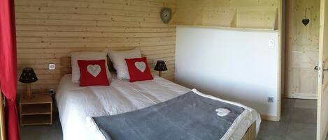 3 sovrum, skrivbord, strykjärn/strykbräda och resesäng