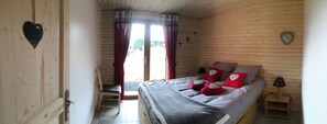 3 chambres, bureau, fer et planche Ă repasser, lit parapluie