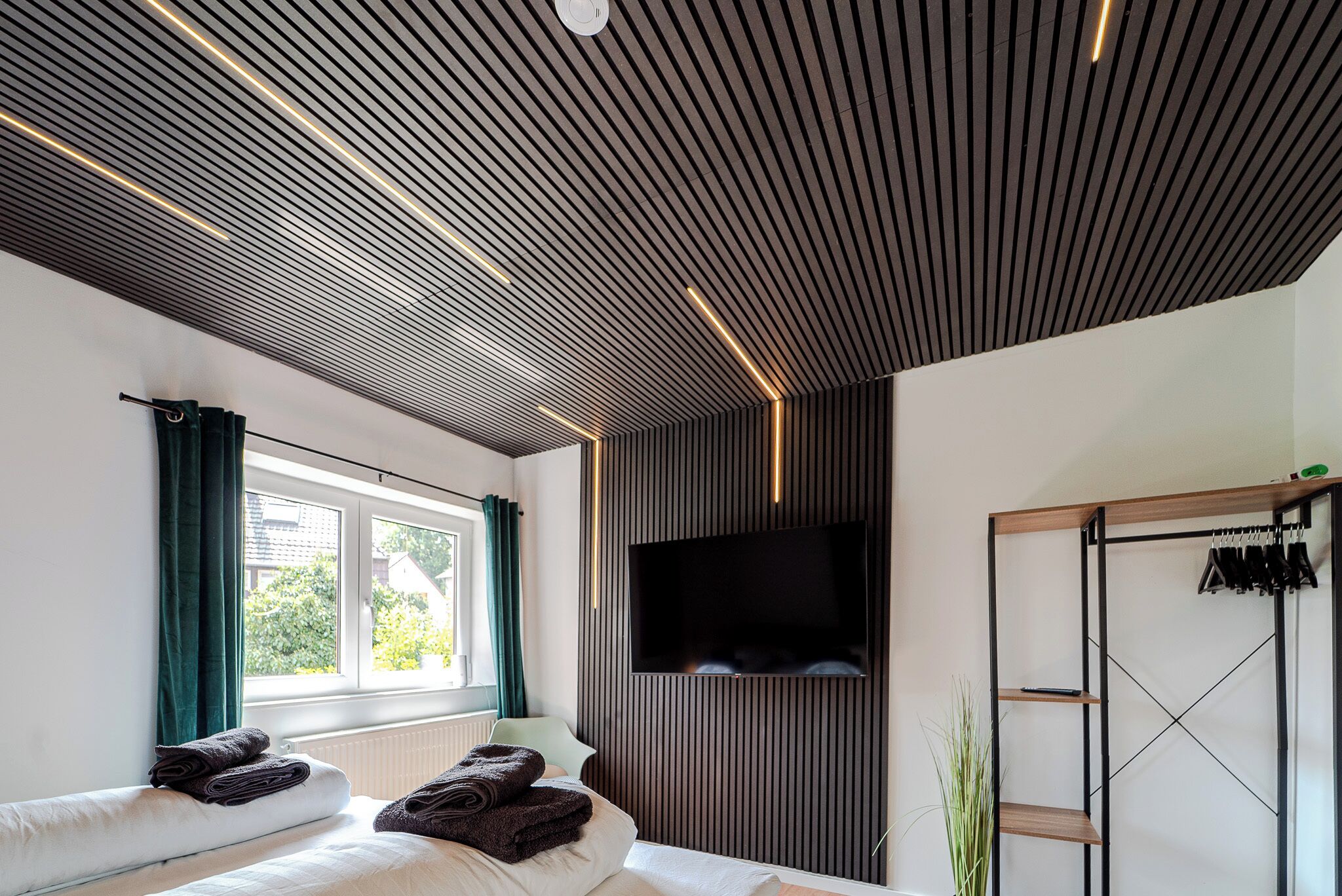 3 habitaciones, escritorio y tabla de planchar con plancha 