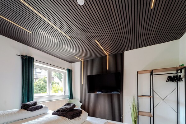 3 Schlafzimmer, Schreibtisch, Bügeleisen/Bügelbrett, Reisekinderbett