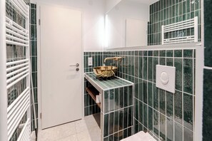 Dusche, Haartrockner, Handtücher, Seife