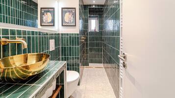 Dusche, Haartrockner, Handtücher, Seife