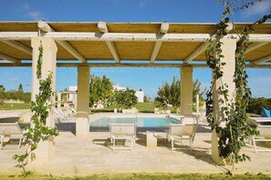 Piscine extérieure (ouverte en saison), chaises longues