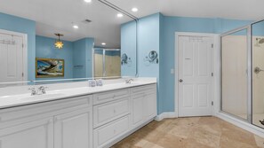 Een douche, een haardroger, handdoeken, zeep