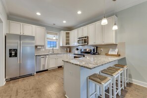 Kjøleskap, mikrobølgeovn, ovn og kokeplater