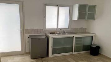 Réfrigérateur, micro-ondes, cafetiÚre/bouilloire