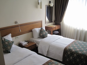 Quarto casal ou duplo standard, vista para a cidade | Roupas de cama premium, cofres nos quartos, escrivaninha
