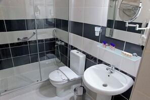 Shower, hair dryer, slippers, towels - Avlonya Hotel  (Istanbul)