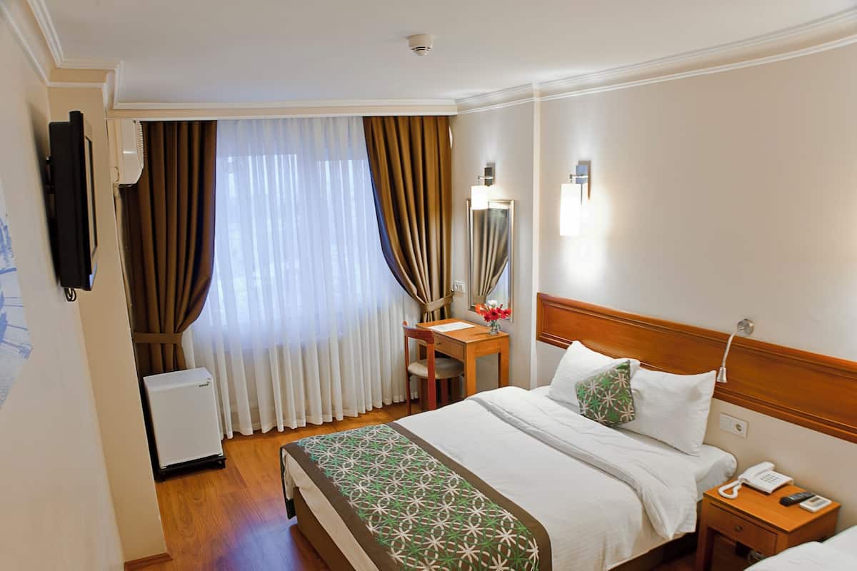 Standard Double or Twin Room, City View | Peralatan tempat tidur premium, peti besi dalam bilik, meja