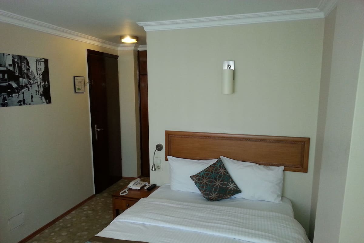 Standard Single Room, 1 Bedroom, City View | Peralatan tempat tidur premium, peti besi dalam bilik, meja