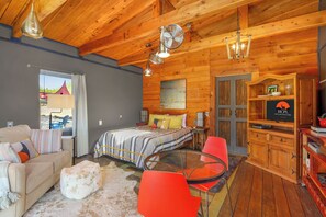 5 bedrooms, desk, iron/ironing board, WiFi - Starlight Meadow I Couples, Bridal parties, families! (Wimberley)