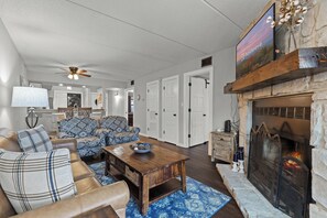 Signature appartement, 2 slaapkamers, open haard, uitzicht op gebergte | Woonkamer | Een 49-inch smart-tv met kabelzenders en een open haard