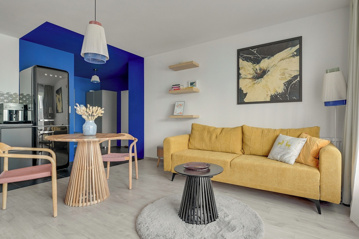 Leilighet – superior, 1 soverom, terrasse | Oppholdsområde | En 50-tommers Flatskjerm-TV med kabel-kanaler