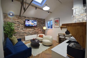 TV - CITYeSCAPE - 2BR Apt 3, En-suite, Sofa Bed, NQ (Greater Manchester)